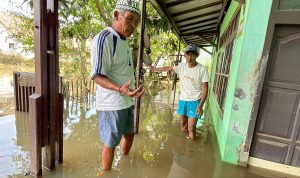 Warga Kampung Cijagra Bojongsoang Keluhkan Banjir yang Tidak Surut-Surut Sejak 4 Hari Lalu. Foto Agi Jabarekspres