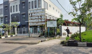 SEMPIT : Akses jalan di samping Kantor Kecamatan Cinambo menuju lokasi rencana lahan SMPN 58