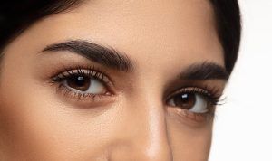 7 Cara Menebalkan Alis Dengan Bahan Alami