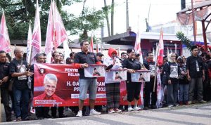 Dukung Ganjar Pranowo, Relawan Bawa Ribuan KTP ke PDIP Jabar Puluhan orang yang tergabung dalam Sahabat Ganjar Pranowo mendatangi Sekretariat DPD Partai Demokrasi Indonesia Perjuangan Jawa Barat, Selasa (9/5).
