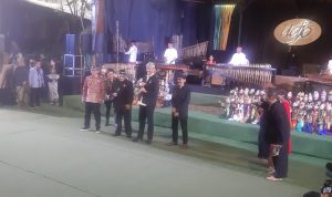 Calon presiden yang diusung PDI Perjuangan, Ganjar Pranowo saat mendatangi Saung Angklung Udjo, Kota Bandung, Minggu 14 Mei 2023.