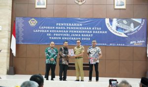 Bogor Kembali Raih WTP Ketujuh Kalinya! Dewan Ingatkan ini Wali Kota Bogor, Bima Arya secara simbolis menerima penyerahan buku LHP LKPD Tahun Anggaran 2022 dari Kepala BPK Jabar, Paula Henry Simatupang. (Yudha Prananda / Humpro)
