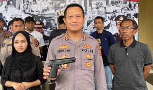 dua orang pemuda berinisial RV, 25, dan VM 15 menodongkan senjata api kepada pengendara lain hanya karena bersenggolan antar kendaraan motor.