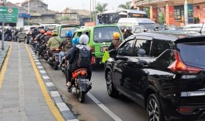 Sistem Satu Arah Dihapuskan, Kawasan Istana Bogor Sempat Dikepung Macet Suasana arus lalu lintas di Jalan Ir. H. Juanda, Kota Bogor tepatnya di kawasan Mal BTM sempat terjadi kemacetan parah hingga ke depan Pintu Utama Istana Bogor, Rabu (10/5). (Yudha Prananda / Jabar Ekspres)