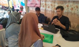 Ratusan UMKM di Kabupaten Bogor Tak Punya Legalitas Usaha, Apa Langkah DISKOPUKM? Petugas saat melayani pelaku usaha yang akan mengurus legalitas. Foto: Sandika Fadilah /Jabarekspres.com