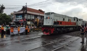 Komunitas Edan Sepur Bandung, Rela Edukasi Masyarakat Meski Hujan Lebat