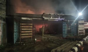 Diduga Korsleting Listrik, Cafe di Dekat Stadion Pakansari Ludes Terbakar Diduga Korsleting Listrik, Cafe di Dekat Stadion Pakansari Ludes Terbakar / Istimewa