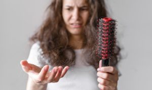 Cara Mengatasi Rambut Rontok dengan Alami, Tanpa Bahan Kimia!