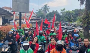 SEMARAK: Sejumlah ojek online mengiringi rombongan anggota Bacaleg DPD PSI Kota Bandung untuk mendaftar ke Komisi Pemilihan Umum (KPU) Kota Bandung, Sabtu 13 Mei 2023.