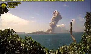 Gunung Anak Krakatau Kembali Erupsi dengan Lontaran Abu 2.500 Meter