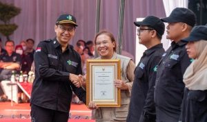Menteri Kesehatan RI Budi Gunadi Sadikin ketika memberikan penghargaan para personel yang menyelesaikan misi bantuan kemanusiaan gempa Turki. (ANTARA/HO-Kemenkes)