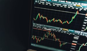 Ilustrasi. investasi saham BRI atau BBRI yang direkomendasikan bagi investor pemula untuk memulai investasi. Pexels/Alezia Kozik.