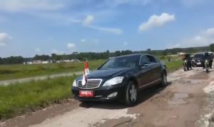 Jokowi Lewati Jalan Rusak di Lampung, Sampaikan Pesan Harga Bahan Pokok Jokowi Lewati Jalan Rusak di Lampung, Sampaikan Pesan Harga Bahan Pokok