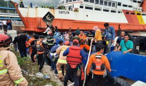 TNI AL Evakuasi Korban Laka Laut KMP Royce 1 yang Terbakar TNI AL Evakuasi Korban Laka Laut KMP Royce 1 yang Terbakar