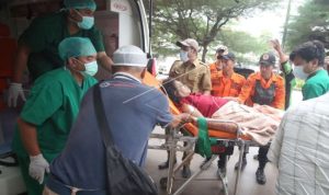 Biaya Pengobatan Korban Kecelakaan di Guci Ditanggung Pemkot Tangsel Petugas medis dibantu BPBD Tangsel menurunkan korban kecelakaan bus Guci dari mobil ambulance setibanya di RSUD Tangerang Selatan, Pamulang, Tangerang Selatan, Banten, Senin (8/5/2023). Kecelakaan bus terjun ke jurang di objek wisata Guci tersebut mengakibatkan sebanyak 27 warga Kayu Gede Tangerang Selatan menjadi korban, 2 orang diantaranya meninggal dunia di rumah sakit RSUD Dr Soesilo Slawi, Tegal. ANTARA FOTO/Muhammad Iqbal/rwa.