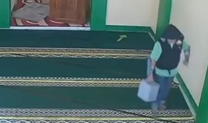 Pencuri Kotak Amal di Masjid As-syifa Cipatat Terekam CCTV
