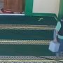Pencuri Kotak Amal di Masjid As-syifa Cipatat Terekam CCTV