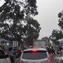 Volume kendaraan dengan tujuan balik ke Jabodetabek masih tinggi melintas di jalur Pucak, Cianjur, Jawa Barat, sehingga petugas masih menerapkan sistem satu arah guna anstisipasi macet, Senin (1/5/2023).(ANTARA/Ahmad Fikri). (Ahmad Fikri)