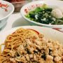 Berikut ini adalah rekomendasi kuliner Bandung yang sudah ada sejak lama sampai saat ini masih menjadi top kuliner jika ke Bandung. Untuk kamu yang sedang bingung mencari jajanan atau tempat kuliner di Bandung ada satu rekomendasi rumah makan yang dijamin bikin kamu betah. Selain rasanya enak, jika kamu pecinta mie maka sangat cocok untuk nyobain Mie legendaris di Bandung ini. Salah satu mie legendaris di Bandung ini namanya Mie Naripan, dan siap jadi rekomendasi tempat kuliner di Bandung jika kamu berlibur di Kota Kembang. Lalu menu apa saja yang disediakan pada Mie Naripan ini? Berikut ini adalah ulasan mengenai Mie Naripan. Menu yang disediakan adalah: mie polos, mie bakso polos, mie baso goreng, baso goreng 5 pc, baso goreng 15 pc, pangsit 15 pc. Semua menu tersebut tentu dengan harga yang sangat beragam: mulai dari 50 ribu sampai dengan 60 ribu. Harganya cukup mahal tetapi untuk urusan rasa tidak boleh diragukan lagi karena dijamin sangat lezat dan nikmat. Kamu juga bisa mengajak teman-teman atau keluarga kamu jika ingin mencoba rekomendasi tempat kuliner di Bandung ini. Nah, itulah rekomendasi tempat kuliner di Bandung jika kamu sedang berlibur atau datang ke sini. Semoga informasi ini membantu dan semoga bermanfaat.