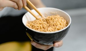 4 Bahaya Makan Mie Instan dengan Nasi, Simak Ya!