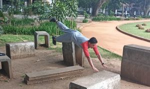 MELONCAT: Seorang pegiat olahraga parkour saat melakukan aksinya. (Dok. Komunitas Parkour Bandung).