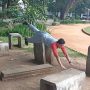MELONCAT: Seorang pegiat olahraga parkour saat melakukan aksinya. (Dok. Komunitas Parkour Bandung).