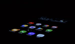 VIRUS terbaru trojan diketahui menyerang ratusan ribu pengguna Google Play Store, sedari tahun lalu. (UNSPLASH/Pathum Danthanarayana).