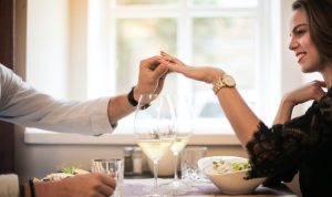 Ilustrasi Rekomendasi Tempat Makan Romantis di Bandung/ Pexels/ Andrea Piacquadio