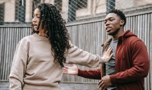 Waspada Love Bombing! Kenali Tanda dan Ciri-cirinya