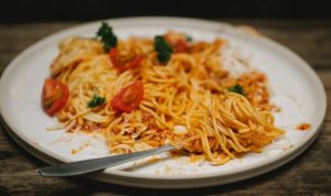 Makan Mie Pakai Nasi? Awas Tekanan Darah Bisa Meningkat! Ilustrasi Makan Mie Pakai Nasi Bisa Meningkatkan Risiko Tekanan Darah Tinggi/ Pexels/ Klaus Nielsen