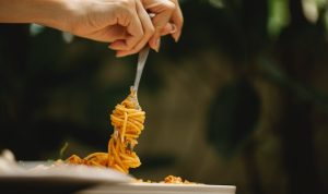 Ini Risiko Kalau Kamu Makan Mie Pakai Nasi, Picu Kerusakan Hati? Ilustrasi Makan Mie Pakai Nasi dan Risikonya Picu Kerusakan Hati/ Pexels/ Klaus Nielsen