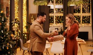 10 Pilihan Hadiah Ulang Tahun yang Romantis untuk Pasangan Kamu, Pasti Terharu!