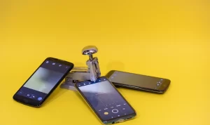 Gambar ini menampilkan beberapa dari HP terbaik yang tersedia saat ini. Masing-masing HP ini menawarkan kombinasi yang luar biasa antara desain yang elegan, performa yang kuat, fitur-fitur canggih, dan pengalaman pengguna yang luar biasa. Pertama, kita memiliki HP "A". Ditenagai oleh prosesor terbaru dan RAM yang besar, HP ini menawarkan kecepatan dan responsifitas yang luar biasa. Layarnya yang tajam dan jernih membuat gambar dan video terlihat hidup. Kamera yang inovatif menghasilkan foto dan video yang berkualitas tinggi, sementara baterainya yang tahan lama memastikan Anda tetap terhubung sepanjang hari. Selanjutnya, ada HP "B". Desainnya yang ramping dan elegan membuatnya nyaman di genggaman Anda. Dengan kamera andalannya, Anda dapat mengambil foto yang mengagumkan dan merekam video berkualitas bioskop. Performa tinggi dan penyimpanan yang luas memungkinkan Anda menjalankan aplikasi dan menyimpan file dengan mudah. Tidak hanya itu, HP ini juga dilengkapi dengan fitur keamanan terkini untuk melindungi data dan privasi Anda. HP "C" adalah HP premium yang memadukan keindahan dan kekuatan. Dengan layar yang besar dan berkualitas tinggi, Anda dapat menikmati pengalaman multimedia yang mendalam. Performa yang canggih dan daya tahan baterai yang luar biasa memastikan Anda dapat menyelesaikan tugas-tugas yang menuntut dengan lancar. Fitur-fitur kecerdasan buatan yang terintegrasi memberikan pengalaman pengguna yang personal dan intuitif. Terakhir, HP "D" menawarkan kombinasi unik antara kinerja yang tangguh dan daya tahan yang luar biasa. Dengan daya baterai yang tahan lama, Anda dapat menggunakan HP ini sepanjang hari tanpa khawatir kehabisan daya. Kamera berkualitas tinggi dan fitur-fitur fotografi yang canggih memungkinkan Anda menangkap momen berharga dengan detail yang tajam. Desainnya yang elegan dan tahan lama membuat HP ini cocok untuk gaya hidup yang aktif. Dalam kesimpulan, HP-HP ini merupakan beberapa dari yang terbaik yang tersedia saat ini. Masing-masing memiliki kelebihan yang unik dan dirancang untuk memenuhi kebutuhan dan preferensi pengguna. Apapun pilihan Anda, HP terbaik ini akan memberikan pengalaman yang tak terlupakan dan memuaskan.