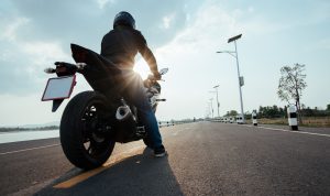 Perbedaan Kelebihan dan Kekurangan Motor Listrik VS Motor Bensin, Lebih Unggul Mana?