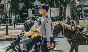 Petugas Dishub Jakarta tengah menjalankan tugas. Penertiban jukir liar di kawasan Monas tetap berjalan, pasca insiden penusukan. (Unsplash/Rifki Kurniawan)