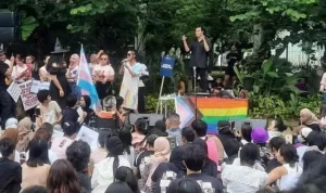 Sekelompok Anak Muda Membentangkan Bendera Pelangi LGBT di Dekat Monas Jakarta Sekelompok Anak Muda Membentangkan Bendera Pelangi LGBT di Dekat Monas Jakarta