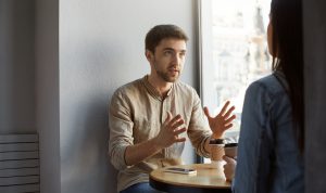 Manfaat Curhat Bagi Kesehatan Mental, Jangan Dipendam Sendiri!