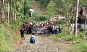 Viral! Jalan di Kabupaten Tasikmalaya Rusak Selama Puluhan Tahun, Netizen: Yang Mulia Ridwan Kamil Mohon Atensinya!
