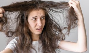 Cara Mengatasi Rambut Kering dan Rusak Menjadi Sehat Lembut Seharian!