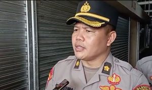 Kabags Ops Polresta Bandung Kompol Sungkowo saat menjelaskan mengenai relokasi pedagang Pasar Banjaran. (AGI/JABAREKSPRES)