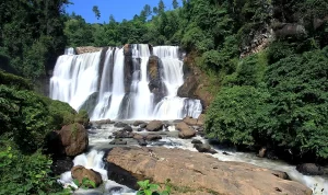 Rekomendasi Wisata Bandung, Bagi Anda yang Ingin Pergi ke Curug (sumber gambar: wikipedia)