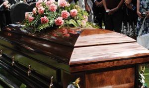 Heboh Seorang Nenek Hidup Lagi Saat akan Dimakamkan, Peti Mati Digedor Hingga Bergetar Ilustrasi peti mati dari seorang nenek yang hidup lagi di Ekuador setelah dinayatakan meninggal. (pixabay)