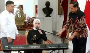 Presiden Jokowi saat membantu membenarkan letak Mic agar sesuai dengan posisi duduk Putri Ariani. (Tangkapan layar video Youtube)