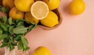 Bikin Wajah Glowing Sebening Artis Korea, Ini Manfaat Lemon Untuk Kulitmu Manfaat Lemon untuk wajah Glowing sebening artis Korea.