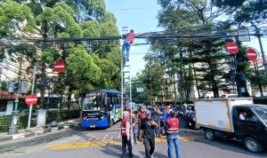 Demi Menjaga Kemolekan Kota Bandung, Puluhan Kilometer Kabel Udara Ditertibkan Pemkot Bandung dan Apjatel rapikan kabel udara