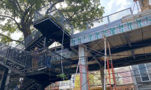Jelang Reaktivasi Kawasan Skywalk Cihampelas, Pemkot Bandung Tertibkan Kabel Udara Pemkot Bandung rapikan kabel yang semrawut di Skywalk Cihampelas.