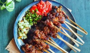 Membuat sate Maranggi yang empuk dan nikmat.