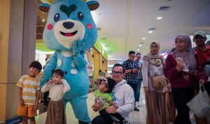 Bakal Jadi Brand Ambassador, Ini Perjalanan 'RuBo' Maskot Kota Bogor Wali Kota Bogor, Bima Arya saat memperkenalkan Maskot Kota Bogor 'Rubo' kepada para pengunjung Mal Botani Square. (YUDHA PRANANDA/JABAR EKSPRES)