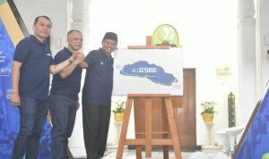 Wakil Gubernur Jawa Barat Uu Ruzhanul Ulum bersama tim penyelenggara berkomitmen mempromosikan potensi wisata Jabar Selatan melalui event Cycling de Jabar