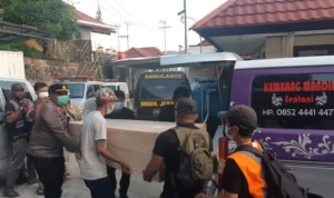 Enam Jenazah Korban Pesawat SAM Air Diidentifikasi Jenazah saat diturunkan dari mobil ambulans di RS Bhayangkara, Kota Jayapura, Selasa (27/6/2023) (ANTARA/Ardiles Leloltery)